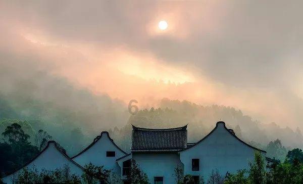 逃离残破的机舱